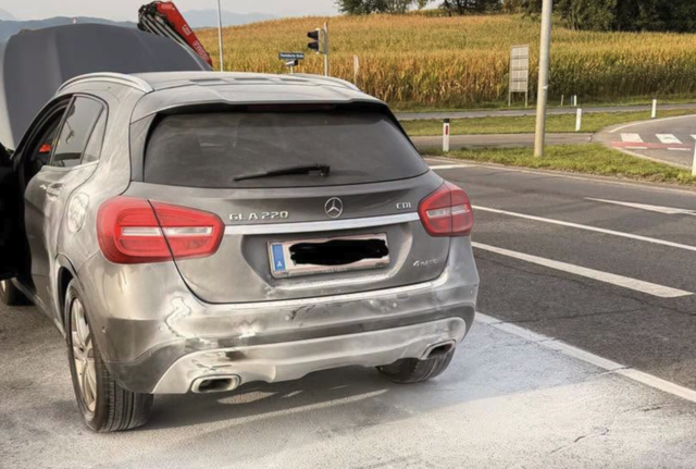 Bei einem Pkw auf der Görtschitztal Straße begann es aus dem Auspuff heraus zu brennen. | Foto: Feuerwehr Haidach / Klagenfurt