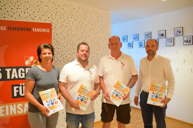 VizeBgm Tamsweg Hildegunde Prodinger, OFK Patrick Bacher, Projektleiter Krisztián Birós, BFK Leonhard Ernst mit dem Savelilfe-Guide bei der Präsentation. (von links) | Foto: meinbezirk lungau/pongau