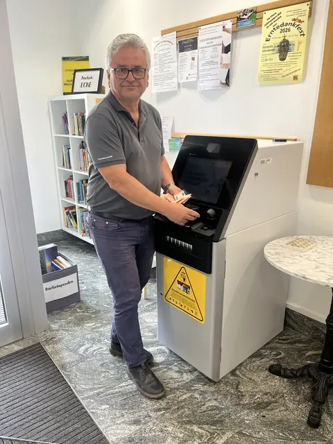Bürgermeister Alfred Kridlo freut sich über den neuen Bankomat. 



 | Foto: bzgsdf@vpnö