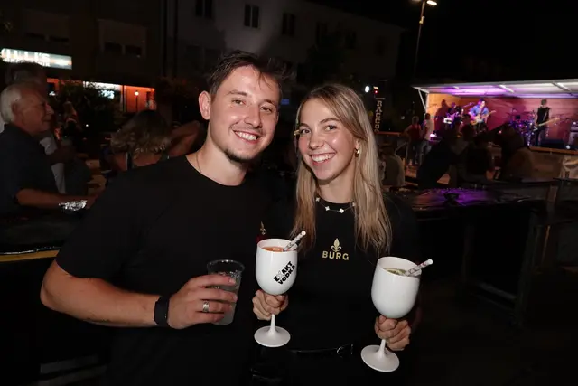 Das Team der Burg sorgte am Hauptplatz für coole Drinks. | Foto: MeinBezirk/Michael Blinzer