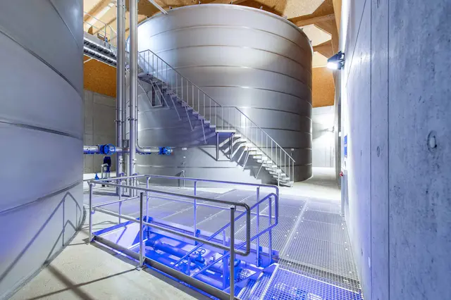 15 Meter Durchmesser, neun Meter Höhe und rund 20 Tonnen Edelstahl pro Behälter: Das stimmungsvolle LED-Licht unterstreicht die Dimensionen der neuen Trinkwasserspeicher. | Foto: Forstenlechner