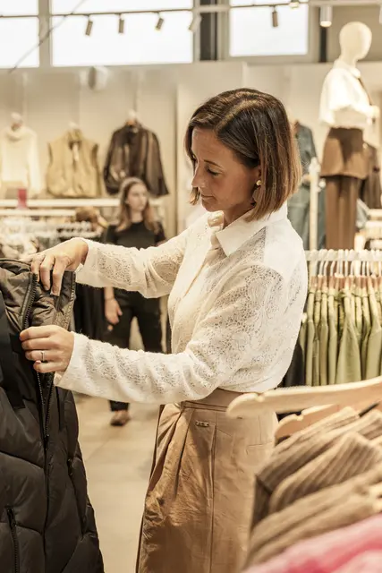 Michi Kirchgasser beim shoppen. | Foto: Outlet Center Eben
