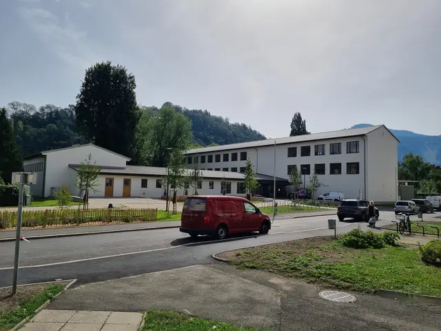 In der Fröbelgasse vor dem neuen Bildungszentrum gilt an Schultagen rund um Unterrichtsbeginn und -ende die sogenannte "Schulstraße", in der Kfz-Verkehr bis auf einige Ausnahmen verboten ist.  | Foto: Astrid Höbenreich-Mitteregger