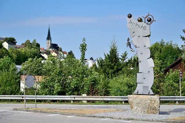 Jessica-Pilz-Skulptur bei der Ortseinfahrt im Kreuzungsbereich B 42/Wiener Straße in Haag | Foto: Hans-Peter Kriener