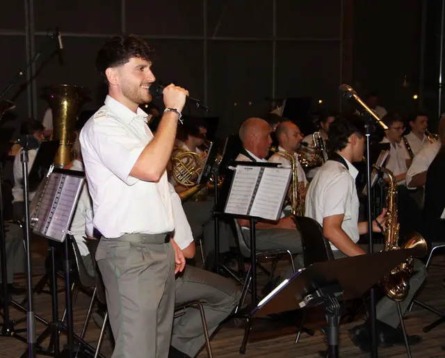 Patrick Müller - ein musikalisches Supertalent aus Siget/Wart und Mitglied der Militärmusik eroberte mit dem Song "Ich glaube" von Udo Jürgens die Herzen der Konzertbesucherinnen und Besucher im Nu.  | Foto: Peter Seper