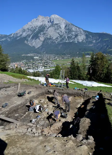 Blick über das Inntal während der archäologischen Ausgrabungen im Jahr 2015. Im Hintergrund erstreckt sich das Inntal in Richtung Telfs, dahinter ist die Hohe Munde zu sehen. | Foto: Stefan Dietrich