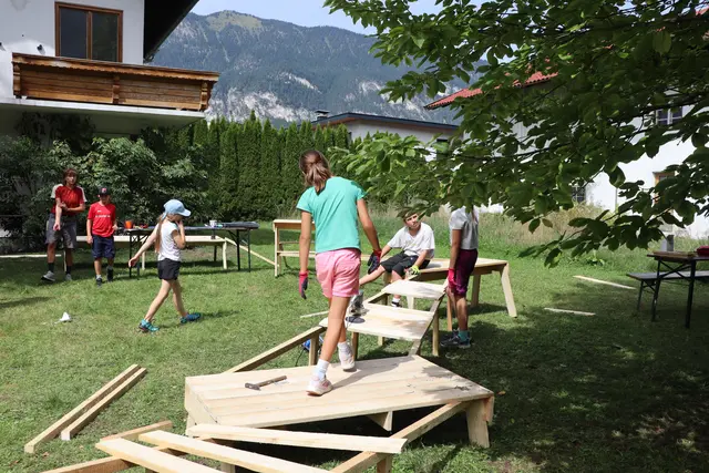 Work in Progress: Hier entsteht die längste Bank Radfelds.  | Foto: Martina Obertimpfler 