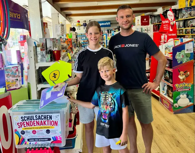 Hellena Jungwirth und ihr Bruder Frederick mit Schrattenecker-Geschäftsführer Mathias Eder.  | Foto: Jungwirth