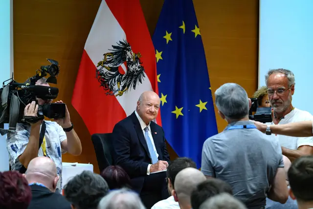 Bundeskanzler Christian Stocker (ÖVP) kam zum Abschluss seiner Sommertour 2026 an die JKU Linz. | Foto: fotokerschi.at/Kerschbaummayr