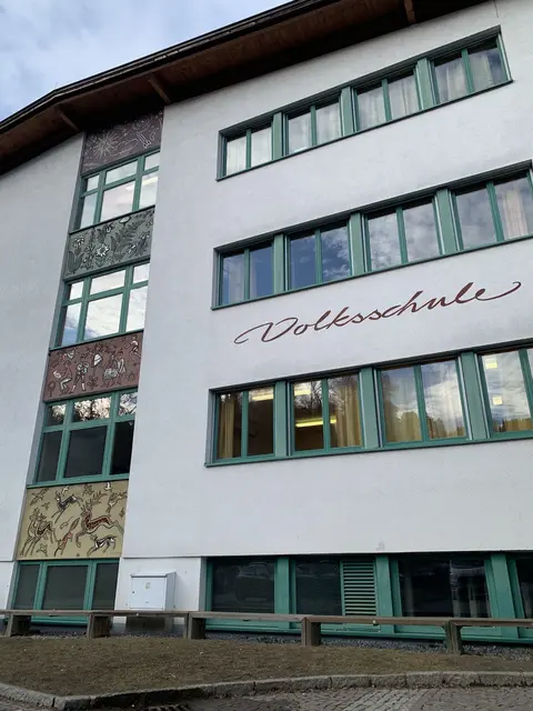 Die Volksschule in Völs wird derzeit saniert, ein wichtiger Schritt für die Jugend in der Gemeinde.  | Foto: VP Völs