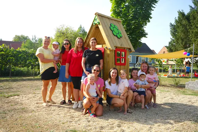 Acht Mamas rund um Obfrau Kerstin Pausch (3.v.l.) bilden das Kernteam im Verein Dorfkinder in Eltendorf und Zahling.  | Foto: Elisabeth Kloiber/MeinBezirk