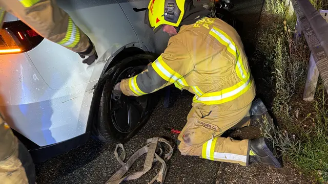 Der beschädigte PKW stand nach dem Unfall im Bereich der Leitschiene und musste für die weitere Abwicklung von der Fahrbahn entfernt werden. | Foto: DOKU NÖ