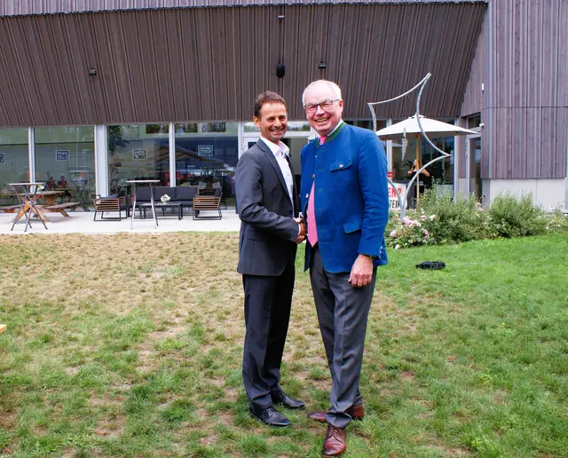 v.li.: Bürgermeister Heinrich Brustbauer mit LH-Stellvertreter Stephan Pernkopf | Foto: em