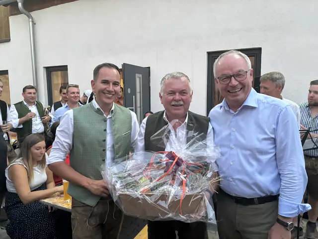 Manuel Zusag, Geburtstagskind Franz Bailer (65) und LH-Stellvertreter Stephan Pernkopf. | Foto: Schauer
