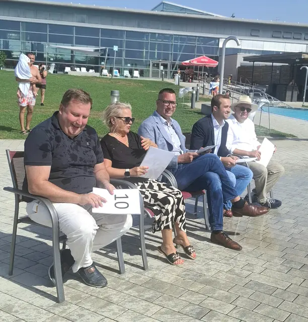 Die Jury Christian Filipp (ÖVP), Sabine Bugnar (SPÖ), Manuel Bugnar (FPÖ), Kevin Pfann (FPÖ) sowie Aqua Nova Leiter Markus Kopecky wurden auch nass.
 | Foto: Sandra Löchinger