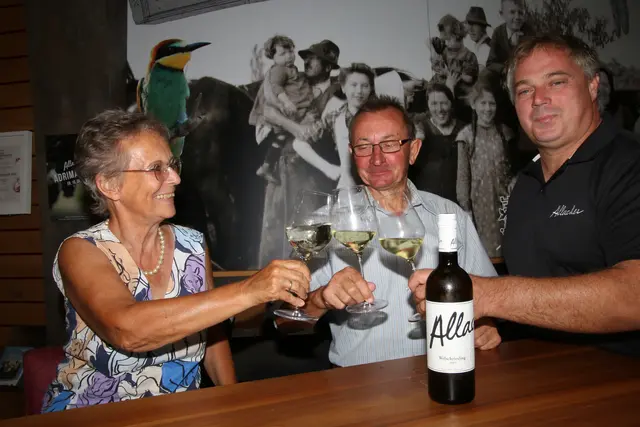 v. re. Michael Allacher mit Michael und Brigitte - Prost 