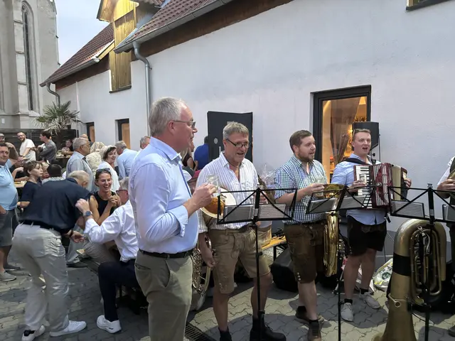 LH-Stellvertreter Stephan Pernkopf unterstützte die Hoffest Musi mit seiner Sangesstimmen. | Foto: Schauer