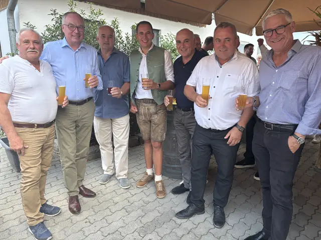 Beim 1. Hoffest von Lichtenwörths Bürgermeister kamen Freunde und Kollegen zusammen, um gemeinsam das Miteinander zu feiern. | Foto: Schauer