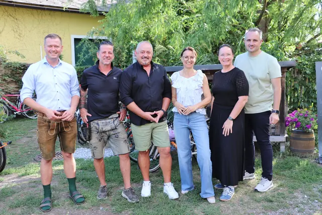 Vzbgm. Michael Konrad (li) mit Gastwirt Manfred Kager, Ortsparteiobfrau Fabienne Hatzl und VP-Gemeinderäten. | Foto: Edith Ertl