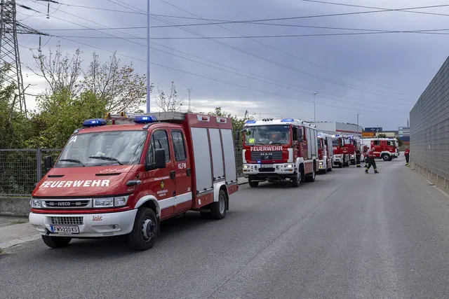 Beim Eintreffen der ersten Einsatzkräfte wiesen die Bediensteten des Unternehmens die Feuerwehr ein. Diese hatten bereits vor dem Eintreffen der Feuerwehr mit mehreren Feuerlöschern Löschversuche unternommen und konnten damit den Brand erfolgreich löschen.  | Foto: Manfred Wimmer