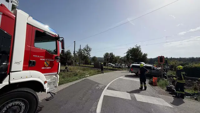 Die Feuerwehr Ernsthofen rückte zur Fahrzeugbergung aus und übernahm gemeinsam mit weiteren Einsatzkräften die Absicherung des Bereichs. | Foto: BFKDO Amstetten