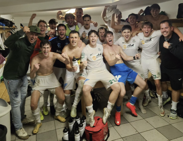 Die Spieler des SK Eggenburg jubeln über den Auswrtssieg in der Kabine in Waidhofen/Thaya. | Foto: SK Eggenburg