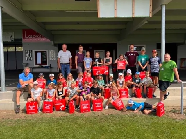 Ein Gruppenfoto mit allen mitwirkenden Kinder und Bgm. ÖkR Hans Peter Zaunschirm. | Foto: Silvia Schweighofer