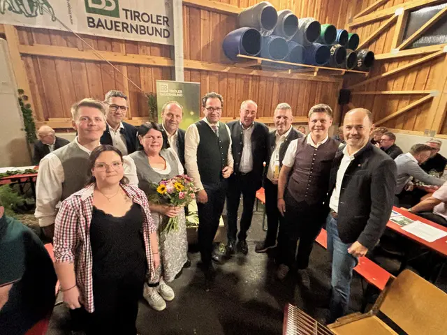 Eine hochkarätige Runde diskutierte in Mieming die Zukunft des heimischen Bauernstandes: Theresa und Lukas und Barbara Spielmann, Peter Raggl, LHStv. Josef Geisler, Landwirtschaftsminister Norbert Totschnig, Benedikt van Staa, Martin, Johann Spielmann und  LK-Präsident NR Josef Hechenberger | Foto: Tiroler Bauernbund