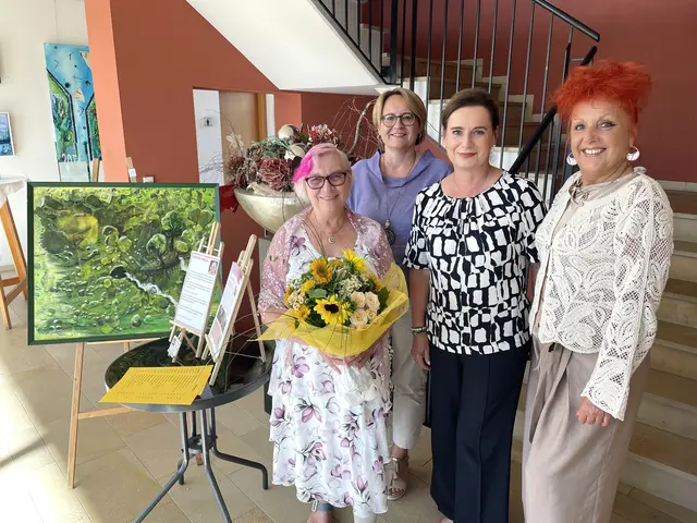 Vernissage: Künstlerin Monika Grießer mit Amtsleiterin Anja Schweda, Bürgermeisterin Doris Liposchek und Vizebürgermeisterin Marlene Rogi (von links) | Foto: Gemeinde Wernberg