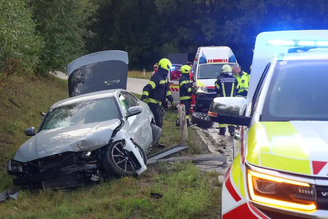 Der PKW kam auf der A8 bei Haag am Hausruck ins Schleudern und wurde nach mehreren Kollisionen mit Leitschiene und Böschung schwer beschädigt. | Foto: laumat/Matthias Lauber