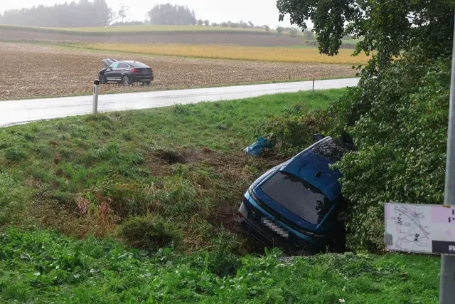 Bei dem schweren Unfall in Pram wurden zwei PKW von der Fahrbahn geschleudert – einer kam in einem Feld, der andere in einem Wasserdurchlass zum Liegen. | Foto: laumat/Matthias Lauber