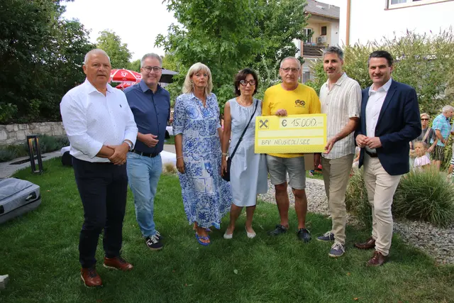 v. li. Gerald Handig, Markus Ulram, Bgm. Elisabeth Böhm, Roswitha Knebelreiter, BVB - Obmann Werner Latzko, er brachte einen Scheck für den Verein mit, Christian Lidy - Geschäftsleitung und Nationalrat Abgeorneter  Christoph Zarits  | Foto: MeinBezirk / Eduard Wimmer