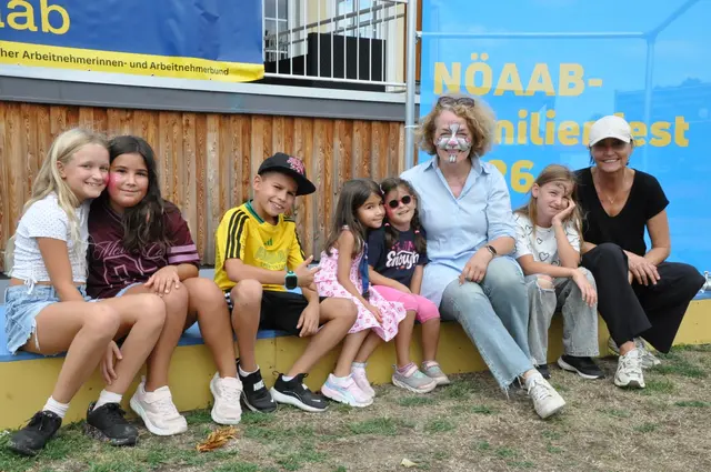 NÖAAB-Landesobfrau Christiane Teschl-Hofmeister und NÖAAB-Landesgeschäftsführerin Katja Seitner mit Kindern. | Foto: NÖAAB