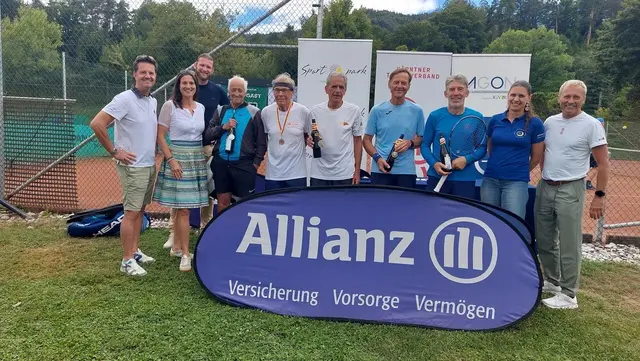 Erfolgreiche Turniertage in Warmbad-Villach: Turnierdirektor Gernot Dreier, KTV-Präsidentin Elke Romauch, Referee Manuel Weiss, Johann Lessiak, Spartaco Bomio, Jean-Yves Leonard, Karl Pansy, Dominique Gauthier, KTV-Geschäftsführerin Julia Adlbrecht und ÖTV-Seniorenreferent Edi Glasner (v. l.). | Foto: Privat
