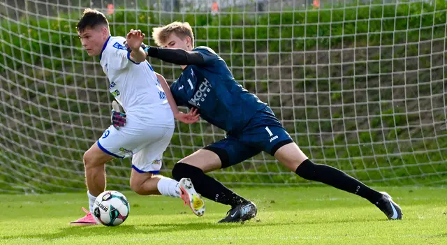 Natters-Goalie Leon Trenkwalder wehrte sich mit Händen und Füßen, musste sich aber vier Mal geschlagen geben. | Foto: Hassl