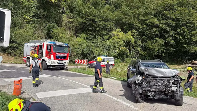 Für die Dauer des Feuerwehreinsatzes wurde der Zugverkehr auf der Strecke eingestellt. | Foto: BFKDO Amstetten