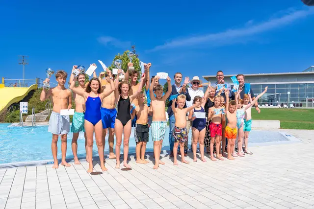Die mutigen Wasserratten samt der Jury Kevin Pfann (FPÖ), Manuel Bugnar (FPÖ), Sabine Bugnar (SPÖ), Christian Filipp (ÖVP), sowie Aqua Nova Leiter Markus Kopecky und Daniela Strejc von Danis Waterworld. | Foto: Conny Photography