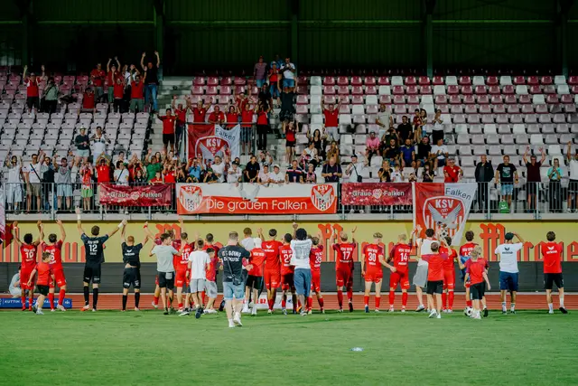 Jubel im Alpenstadion Kapfenberg nach dem 2:1-Sieg der KSV-Falken gegen Blau Weiß Linz | Foto: GEPA pictures/Roman Königshofer