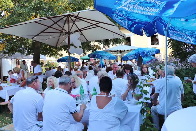 Ganz in Weiß wurde im Eckhof am Murberg  die Magic Night der VP-Frauen Fernitz-Mellach gefeiert. | Foto: Edith Ertl