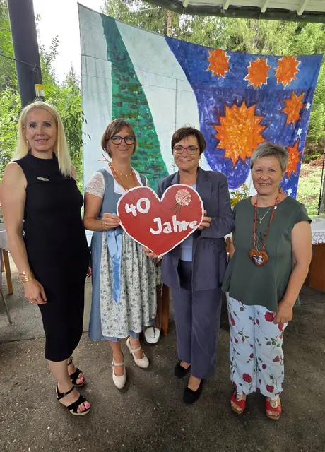 Donata Rössler-Merlin, Caritas-Bereichsleiterin der stationären Betreuung und Pflege, Haus- und Pflegedienstleiterin Sara Koch, Landesrätin Beate Prettner und Gemeindevorständin Annemarie Sitter (v. l.) feierten gemeinsam 40 Jahre Haus Klara. | Foto: Caritas Kärnten