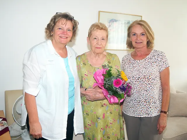 Hausleiterin Renate Müllner, Jubilarin Elfriede Klein, Vizebürgermeisterin Eva Hollerer | Foto: Stadt Krems