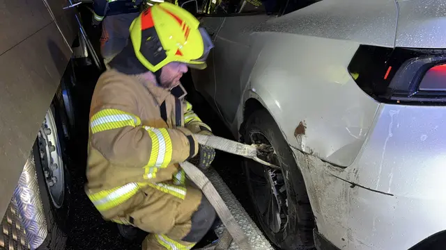 Nach der Alarmierung durch die Bereichsalarmzentrale rückte die Feuerwehr Pöchlarn zur Fahrzeugbergung auf die Autobahn aus. | Foto: DOKU NÖ