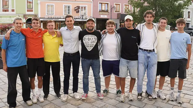 The Next Generation: Alexander Leutgeb und Michael Friedl (mitte) mit "Ois noch Gfühl" (3 x links) und "Nevergreen" (5 x rechts). | Foto: Franz Fichtinger