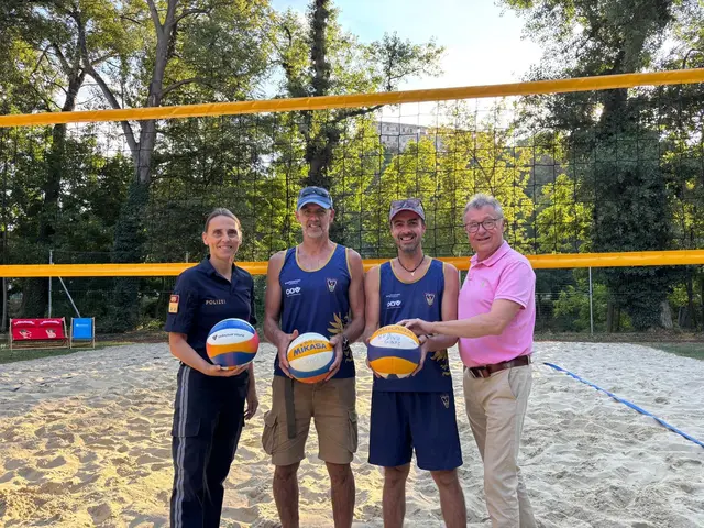 Bezirkspolizeikommandantin Birgit Geitzenauer und Bürgermeister Ing. Martin Falk beim Beachvolleyball-Turnier auf der Freizeitanlage „Wörth“. | Foto: Manuela Danzinger