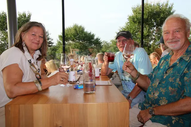v. li. Rosemarie, Manfred und Edi - genossen den Allacher Wein 