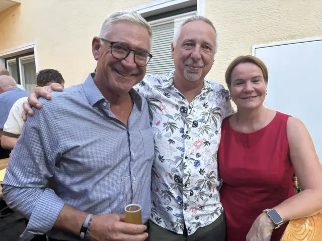 "100 Jahre Rewe": Zusammen bringen Bürgermeister Franz Stiegler und seine beiden Kollegen 100 Jahre Erfahrung bei Rewe mit. | Foto: Schauer