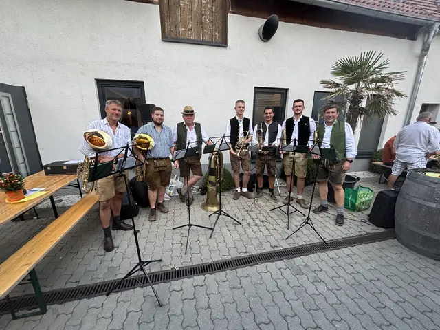 Die "Hoffest Musi" spielte auf. | Foto: Schauer