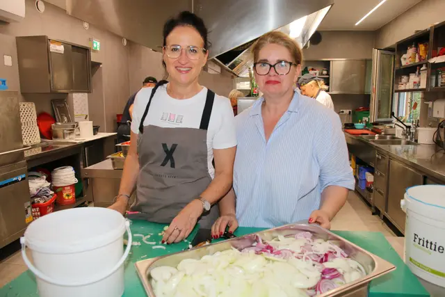 Die fleißigen Helferinnen - Sabine und Henrietta  | Foto: MeinBezirk / Eduard Wimmer