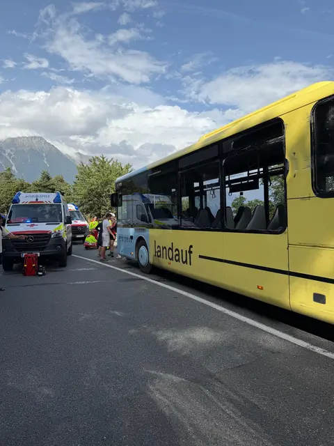  Bei einem Verkehrsunfall auf der Brennerstraße in Innsbruck sind am Freitagnachmittag neun Personen leicht verletzt worden. | Foto: Rotes Kreuz Innsbruck