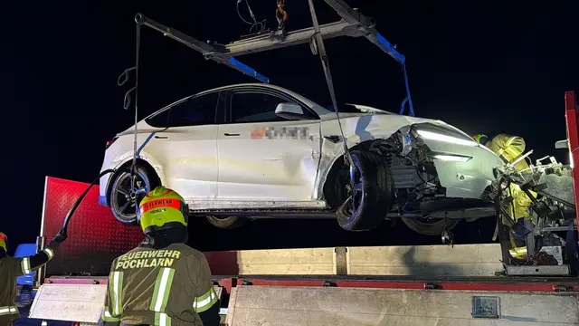 Für die Bergung des Unfallfahrzeugs auf der A1 kam das Wechselladefahrzeug der Feuerwehr Pöchlarn mit Kran zum Einsatz. | Foto: DOKU NÖ